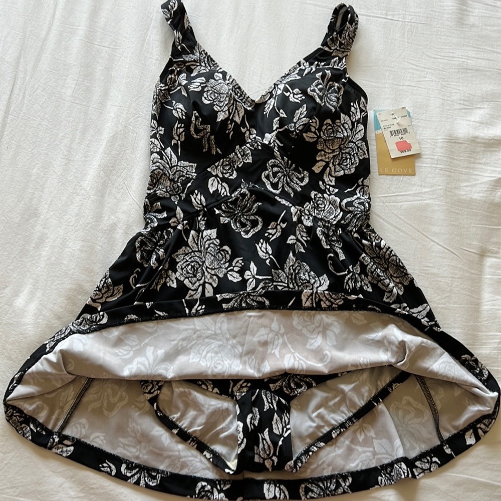 NWT Le Cove swimsuit size 10.  It is a beautiful one piece swimsuit.